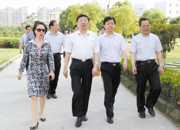 領(lǐng)導(dǎo)蒞臨小區(qū)檢查、指導(dǎo)工作